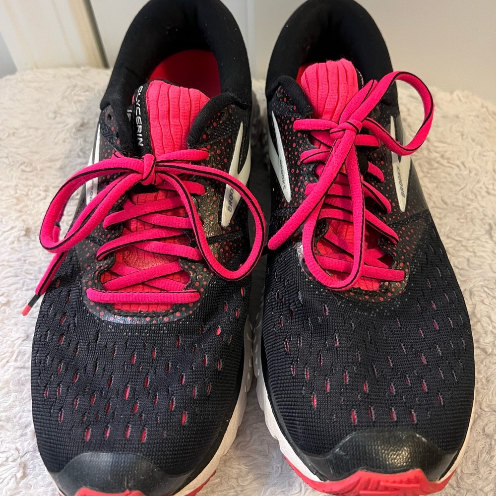 Brooks ladies size 9